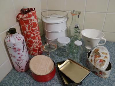 Mit meinem Essenstr&auml;ger aus Emaille sowie weiteren Gef&auml;&szlig;en, wie Gl&auml;ser, Keksdosen kaufe ich lose ein. Inzwischen gibt es Bio-L&auml;den, die mir den Aufschnitt lose in mein Gef&auml;&szlig; f&uuml;llen und den Bon in die Hand geben oder auf das Gef&auml;&szlig; kleben. Je nachdem, ob ich in dem entsprechenden Gesch&auml;ft bekannt bin oder nicht. 